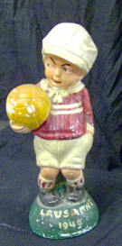 Statuette de joueur de foot grincheux en platre (avec inscription LAUSANNE 1949)
