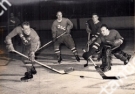 Das Eishockeyturnier um den Precisa - Cup (Matchszene ZSC vs. Diavoli Rosso Neri Milano, Nov. 1958, Agenturphoto)