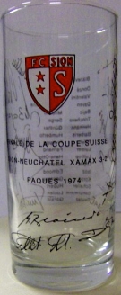 Finale de la Coupe Suisse; Sion - Neuchatel Xamax, Paques 1974 (Verre commemoratif avec line-up et autogrammes)