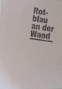 Rot-blau an der Wand